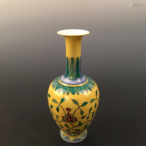 Chinese Wucai Flower Vase