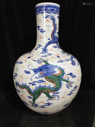 Qing Dynasty Qianlong bean color dragon pattern sky