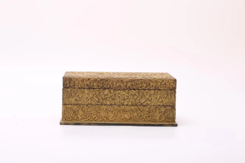 A CARVED GILT-BRONZE BOX AND COVER.QING DYNASTY