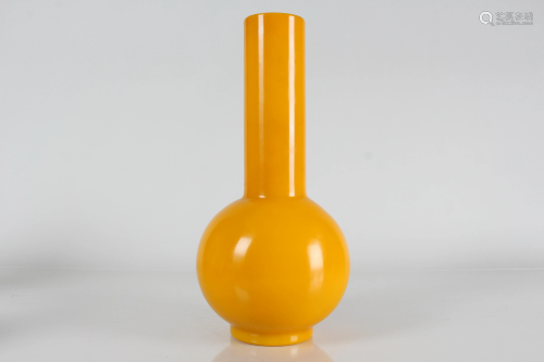 A Chinese Peking Glass Fortune Vase
