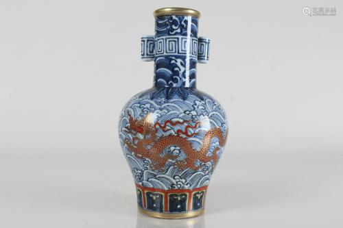 A Chinese Duo-handled Detailed Dragon-decorating