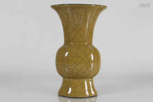 A Chinese Crack-glaze Porcelain Vase