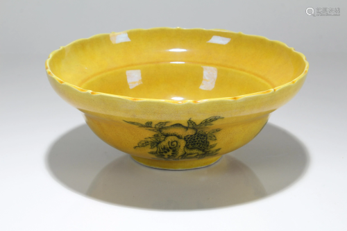 A Chinese Yellow-coding Fruit-fortune Porcelain Bowl