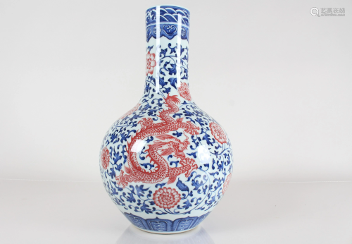 A Chinese Vividly-detailed Dragon-decorating Porcelain