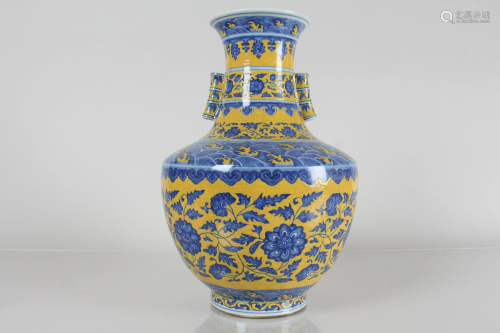A Chinese Duo-handled Yellow-coding Porcelain Fortune