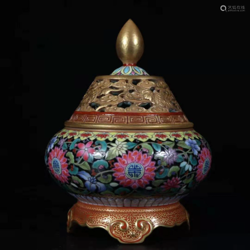 A Chinese Lidded Detailed Bat-framing Porcelain Censer