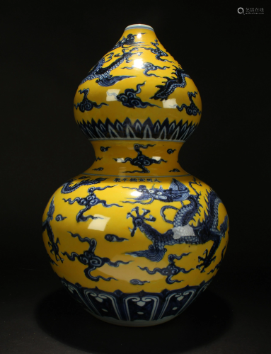A Chinese Calabash-shape Dragon-decorating Fortune