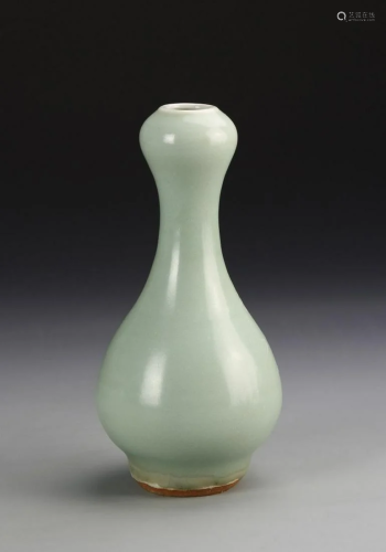 Chinese Lungquan Yao Ware Garlic Head Vase