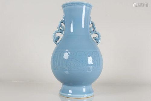A Chinese Vividly-detailed Duo-handled Blue Porcelain