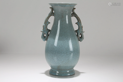 A Chinese Duo-handled Crack-glaze Porcelain Fortune