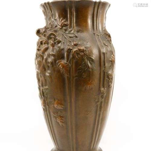 Vase balustre en bronze à patine médaille appliqué de part e...