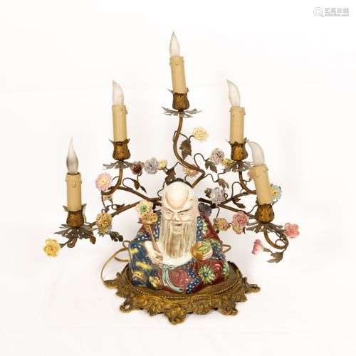 Lampe en bronze à décor de fleurs présentant un bouddha en p...