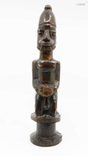 Yoruba, Nigéria début XX ème Petite statuette en bois patiné...