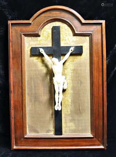 Crucifix Ivoire sculpté Fin XVIII ème - début XIX ème Dans u...