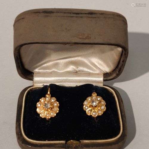 Paire de BOUCLES d'OREILLES DORMEUSES en or jaune (750/°°°) ...