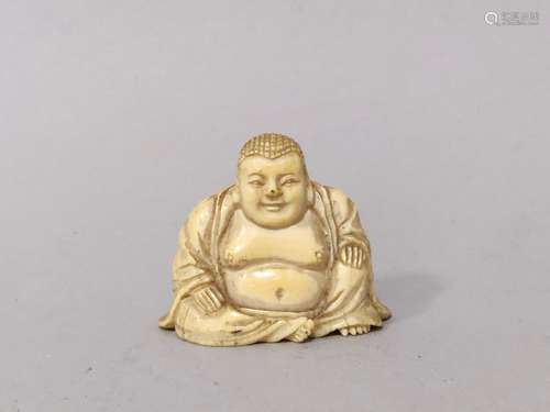 VIETNAM. Petit BUDAI en ivoire sculpté. Hauteur : 4,5 cm.