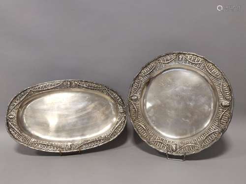 Deux PLATEAUX en argent de style Louis XVI à décor de médail...