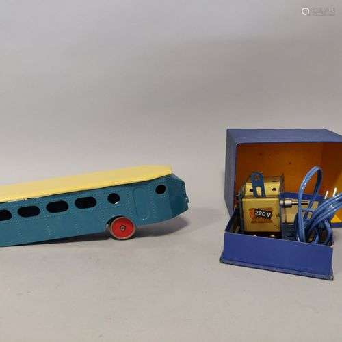 L.R. Locomotive en métal laqué bleu et jaune L. 28 cm. On jo...