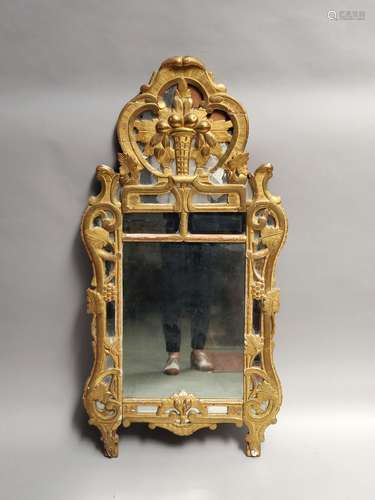 MIROIR à PARECLOSES en bois sculpté, stuqué et doré, le fron...