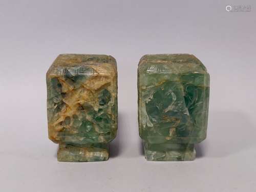 CHINE. Paire d'importants SUJETS sculptés en jade serpentine...