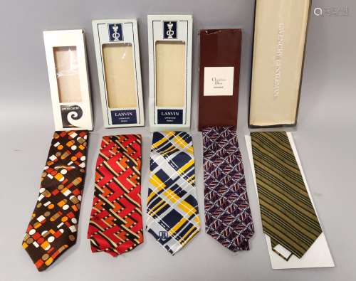 Lot de cinq cravates en soie à décor géométrique dont une CH...