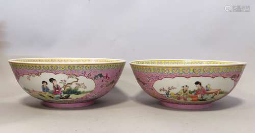 CHINE. Deux BOLS a PUNCH en porcelaine à décor d'émaux de la...