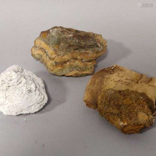 MINERAUX. Lot de trois minéraux dont une pyrite