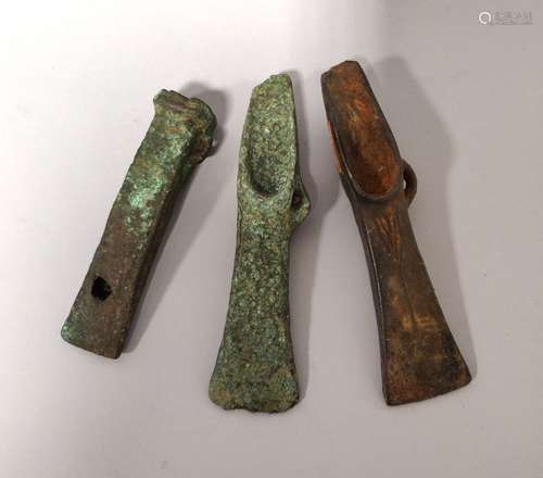 ARCHEOLOGIE. Lot de trois HACHES a DOUILLE en bronze dont de...