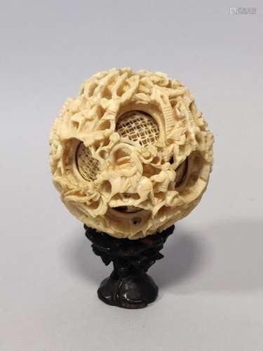 CHINE. BOULE de CANTON en ivoire sculpté et gravé à décor d'...