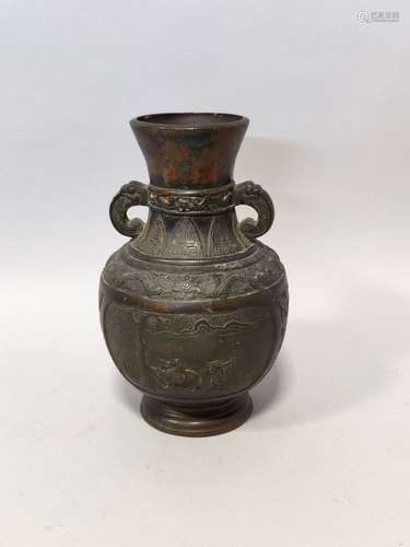 CHINE ou VIETNAM. VASE en bronze patiné à décor de scènes d'...