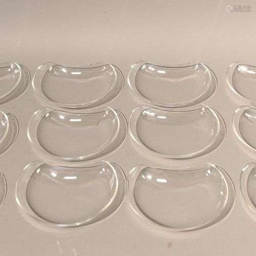 LALIQUE France. Suite de 12 assiettes à salade en cristal. S...