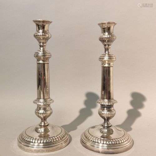 Pair de BOUGEOIRS en bronze argenté à décor de frise de godr...