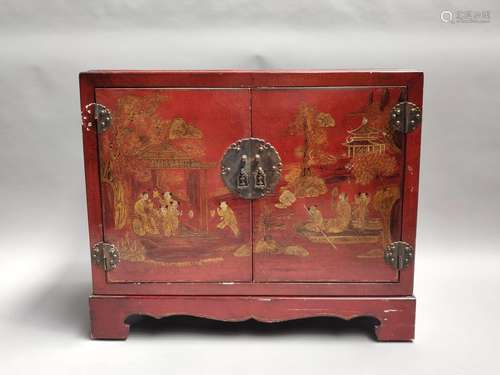 CHINE. Petit CABINET en bois laqué rouge à décor polychrome ...