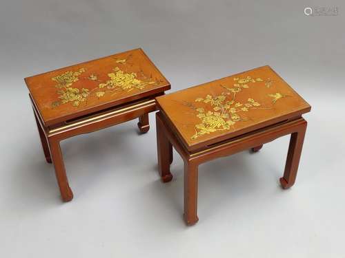 Deux TABLES BASSES de style chinois en bois laqué orange à d...