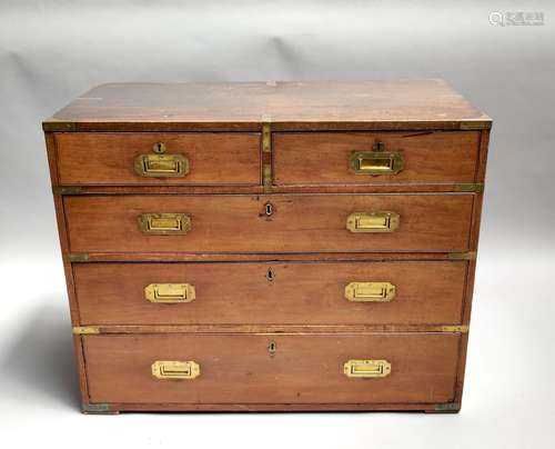 COMMODE dite de MARINE en noyer et placage de noyer ouvrant ...