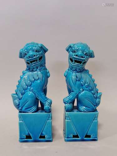 Paire de CHIENS de FO en céramique émaillée bleu. Hauteur : ...