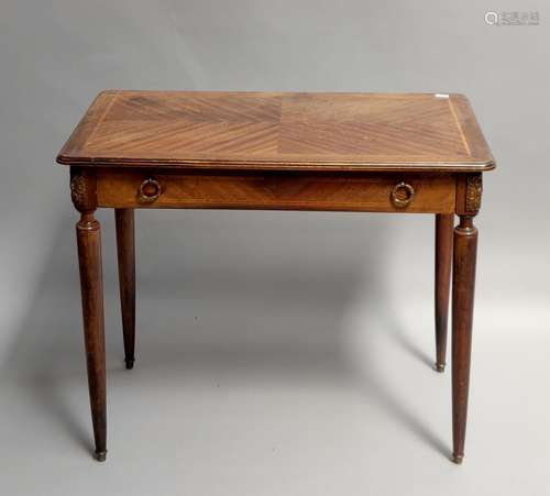 TABLE-BUREAU en placage et filet de bois clair ouvrant par u...