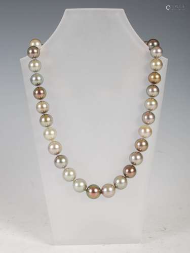 A Tahitian South Sea cultured pearl necklace, with thirty se...