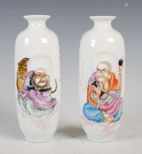 A pair of Chinese porcelain vases, Republic Period, decorate...