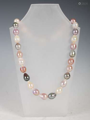 A Tahitian South Sea cultured pearl necklace, with thirty tw...