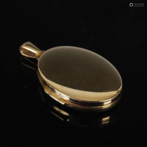 STUART GELNER, A 9ct gold oval locket pendant, Stamped: SG, ...