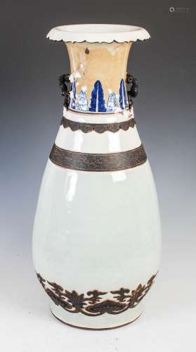 A large Chinese porcelain crackle glazed vase, Qing Dynasty,...
