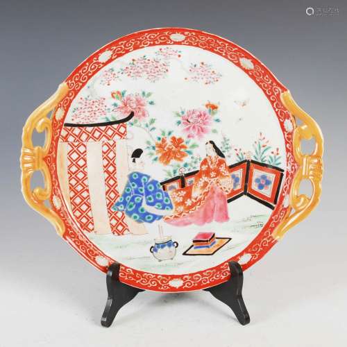 A Japanese Imari twin handled circular tray, late 19th/ earl...