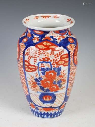 A Japanese Imari vase, late 19th/ early 20th century, decora...