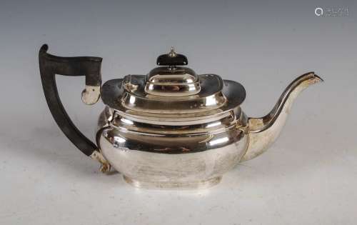 A George V silver teapot, Sheffield, 1931, makers mark of EV...