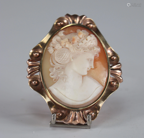 Gold-mounted cameo depicting a 19th century bust of a