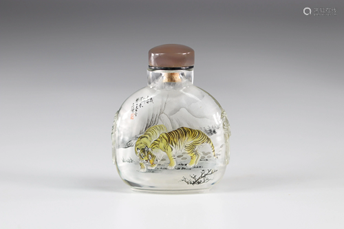 China painted glass snuffbox decorated with tigers