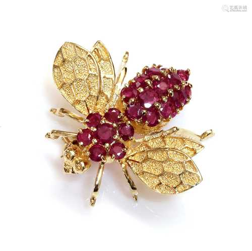 A Continental gold ruby set bee brooch/pendant,