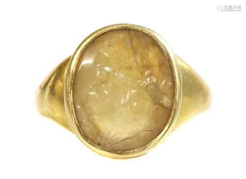 A Georgian gentlemen's gold agate intaglio cameo ring,