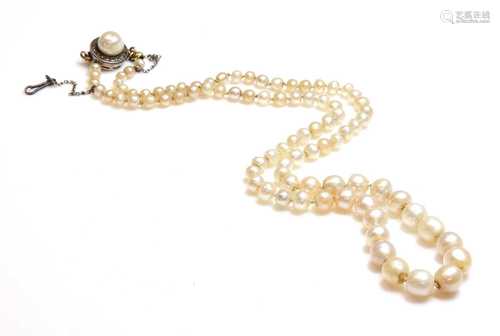 A single row graduated natural saltwater pearl necklace,